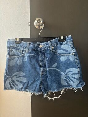Forever 21 Blue Floral Monstera Leaf Print Denim Cut-Off Shorts - US 29